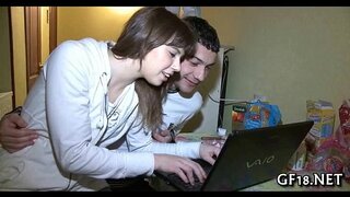 Слатка млада бабе узима хард 10-поунд ударац