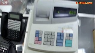 Blond babe säljer sina väskor och dunkat