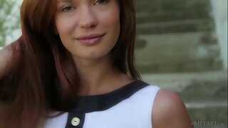 Gorgeous European teen Carolizi herumalbern im freien