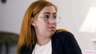 Hot blonde og hennes busty partner i kriminalitet planlegger sine neste store målet.Plutselig,hennes tilsynsverge kommer og undersøke hennes partner.De oppfører seg som et par og bevise det til offiser.De begynner å kysse og slikke hverandres fitte.