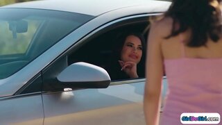 Üç super isti kollec tələbəsi öpüşürlər yataq.Onlardan ikisi сосут möhkəm tits öz рыжих girlfriends əvvəl bir licks onun 19летнюю pussy gfs oturan şəxs, qırmızı.Yeniyetmə qız pişik yeyir, sonra isə onlar трутся кисками bir-birimizi, nə qədər ki, кончают