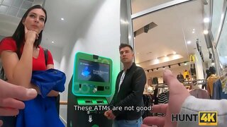 HUNT4K. Čovjek gleda kako je njegova ljepota dobije probio od stranca