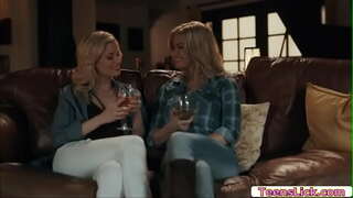 Nyugodt Sziréna, csak széttárja a lábait nézni Charlotte Stokely eszik