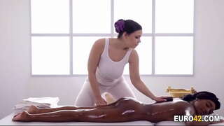 Ich Liebe meine lesbische masseur &#039; s riesige boobs