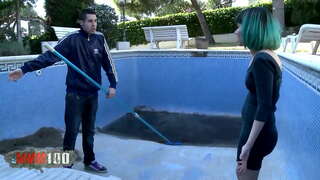 Emo kabataan na may berdeng buhok, tsupa, pinutukan sa mukha